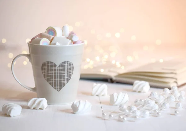 Marshmallow Uma Xícara Com Padrão Livro Mesa Decorações Natal — Fotografia de Stock