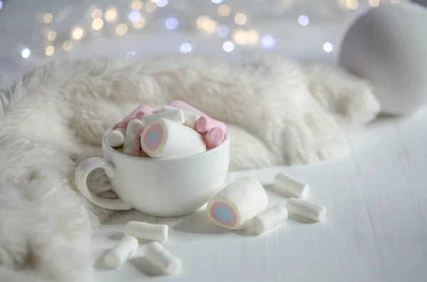 Lage Beker Met Witte Roze Marshmallows Bokeh Achtergrond Kerstversiering — Stockfoto