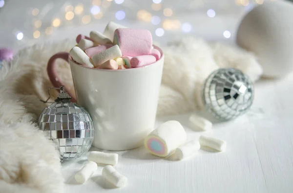 Beker Met Marshmallows Witte Bal Spiegelballen Een Witte Tafel Kerstversiering — Stockfoto