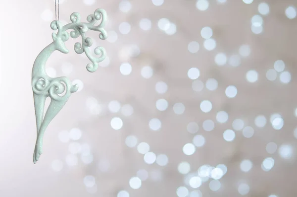 Veado Branco Bokeh Magia Ano Novo Natal Árvore Brinquedo Natal — Fotografia de Stock