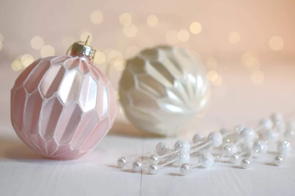 Twee Kerstballen Bessen Een Wit Houten Blad Kerstversiering — Stockfoto