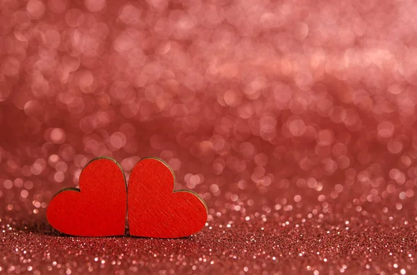 Κόκκινες Ξύλινες Καρδιές Γυαλιστερή Επιφάνεια — Φωτογραφία Αρχείου