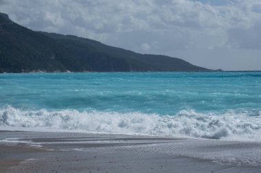 Dalgalar kumlu sahilde akıyor. Türkiye 'de dinlen. Deniz Burnu.