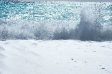 Dalgalar kumlu sahilde akıyor. Türkiye 'de dinlen. Deniz Burnu.