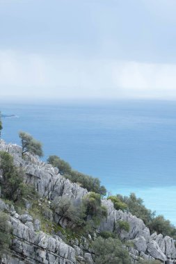 Deniz Burnu. Deniz gökyüzüne kadar uzanıyor. Uzak mavi ufuk.