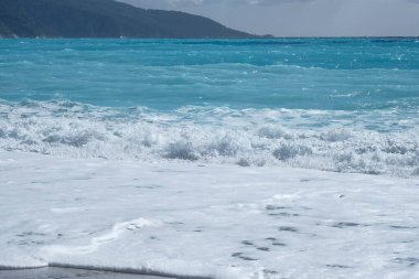 Dalgalar kumlu sahilde akıyor. Türkiye 'de dinlen. Deniz Burnu.