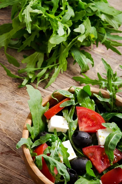 Grekisk sallad i en trä salladsskål på bordet — Stockfoto