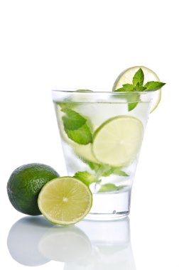 Buz nane ve limon ile iç. Beyaz arka plan üzerinde izole