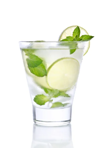 Kleines Glas mit Limonade, Eis, Minze und Limette. isoliert auf weiß — Stockfoto