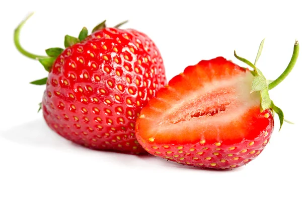 Rote süße Erdbeeren isoliert auf weißem Hintergrund — Stockfoto