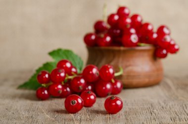 Masanın üzerine ahşap plaka Frenk üzümü