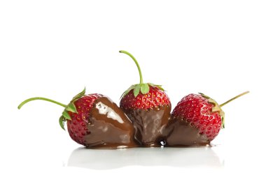 çikolata izole beyaz zemin üzerine kırmızı tatlı çilek
