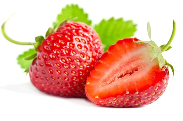 Fresas dulces rojas aisladas sobre fondo blanco —  Fotos de Stock