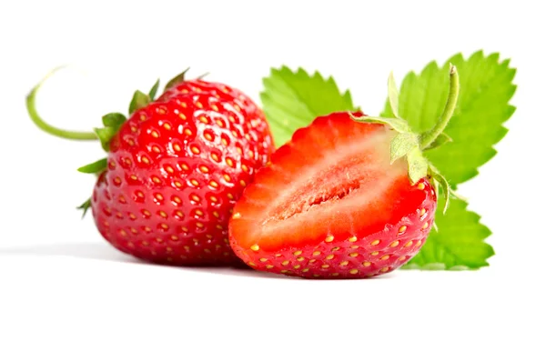 Fragole dolci rosse isolate su sfondo bianco — Foto Stock