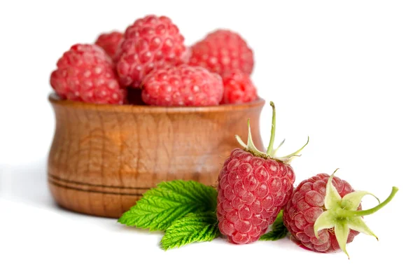 Trois framboises mûres sucrées isolées sur fond blanc — Photo