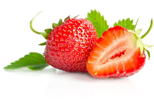 Rode zoete strawberrys geïsoleerd op witte achtergrond — Stockfoto