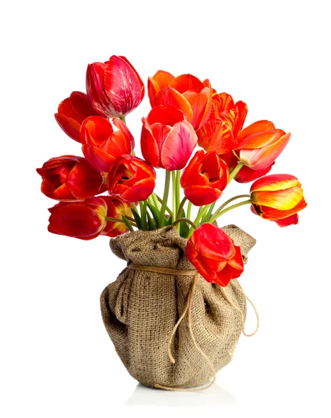 Mooi boeket van tulpen in een vaas gemaakt van zak is — Stockfoto