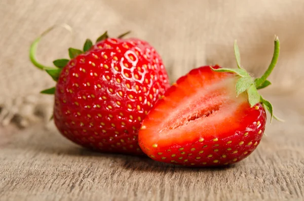 Twee rijpe aardbeien op de tabel — Stockfoto