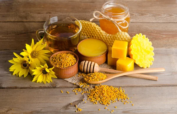 Csendélet csésze tea, a méz, a viasz és a virágpor granulátum Jogdíjmentes Stock Fotók