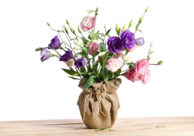Saksı woode üzerinde eustoma çiçek dolu güzel buket