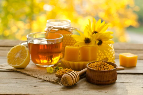 Natürmort fincan çay, limon, bal, balmumu, peteğin ve 