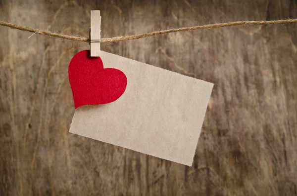 Cuore di tessuto rosso con foglio di carta appeso sulla clothesline . — Foto Stock