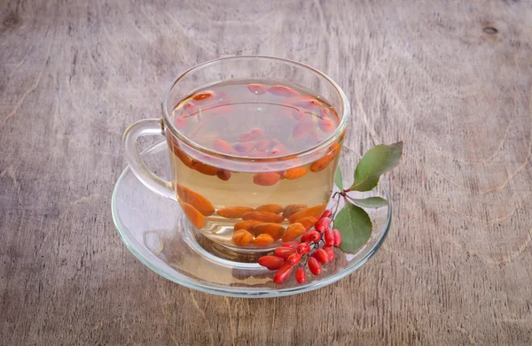 Té antioxidante fresco de Goji en taza de vidrio y moras — Foto de Stock