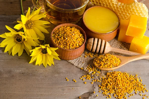 Stilleben av kopp te, honung, vax och pollen granulat — Stockfoto
