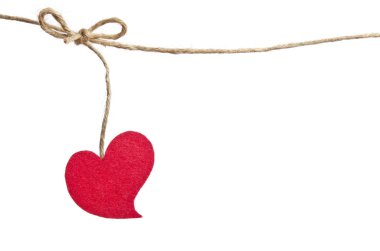 Kırmızı kumaş kalp clothesline üzerinde asılı