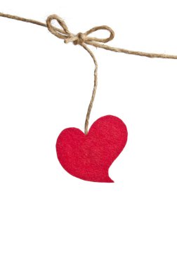 Kırmızı kumaş kalp clothesline üzerinde asılı. Beyaz adam