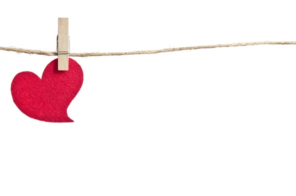 Corazones de tela roja colgando en el tendedero. Sobre fondo blanco — Foto de Stock