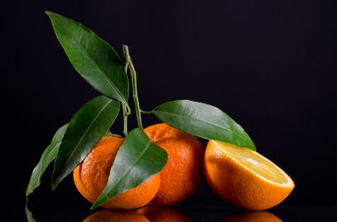 siyah bir zemin üzerine sulu narenciye