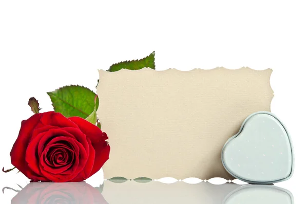 Rote Rose mit Schachtel in Herzform und leerem Geschenkkarton — Stockfoto