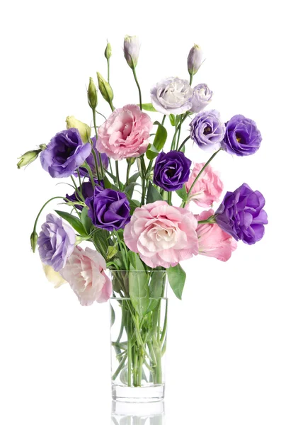 Bel mazzo di fiori di eustome in vaso di vetro — Foto Stock