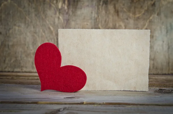 Ahşap arka plan üzerine bir kart için form. el yapımı kalp — Stok fotoğraf