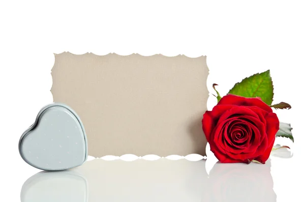 Rosa roja con caja en forma de corazón y tarjeta de regalo en blanco f — Foto de Stock