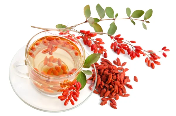 Beyaz arka plan üzerinde izole goji taze antioksidan çay