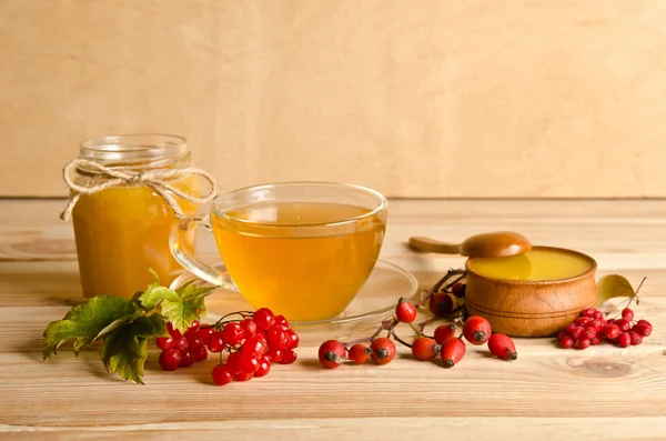 Natürmort fincan çay, bal ve çilek