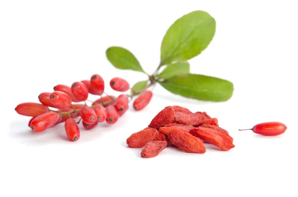 Beyaz arka plan üzerinde izole goji meyveleri yığın yakınındaki berberries