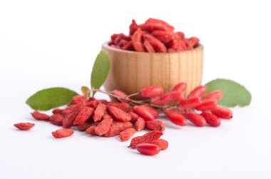 barberries ve beyaz arka plan üzerinde izole goji meyveleri