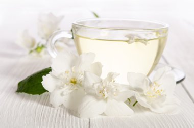 Cam bardak çay ile yasemin beyaz zemin üzerine