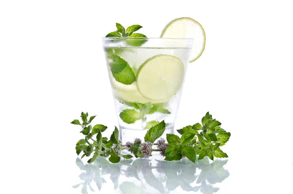 Bicchiere di limonata con lime e menta su fondo bianco — Foto Stock