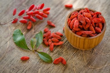 ahşap arka plan üzerinde izole berberries ve goji Karpuzu