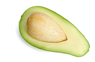 Beyaz arka plan üzerinde izole taze avokado yarısını