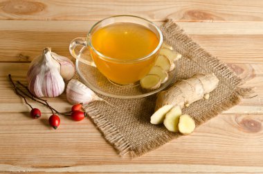 Bir fincan çay, zencefil, sarımsak. Ev antimikrobiyal tedavi