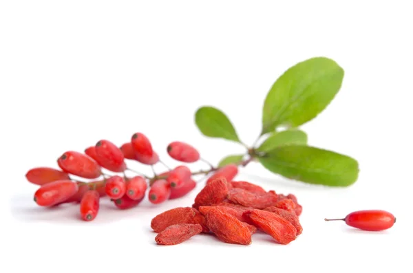 Crespini vicino a bacche di goji mucchio isolato su sfondo bianco — Foto Stock