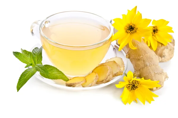 Tasse Tee mit Ingwerscheiben und Echinacea-Blüte in der Nähe von Isolat — Stockfoto