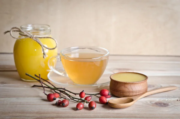 Bodegón de la taza de té, miel y espino — Foto de Stock