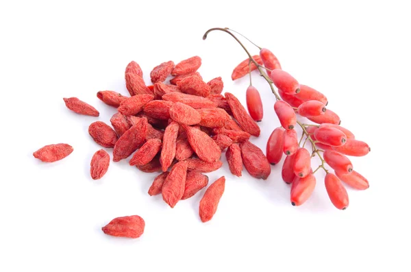 Barberries perto de goji bagas heap isolado no fundo branco — Fotografia de Stock