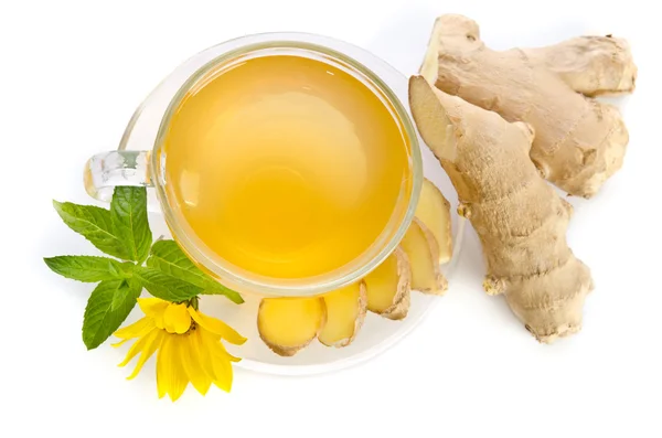 Tasse Tee mit Ingwerscheiben und Echinacea-Blüte in der Nähe von Isolat — Stockfoto